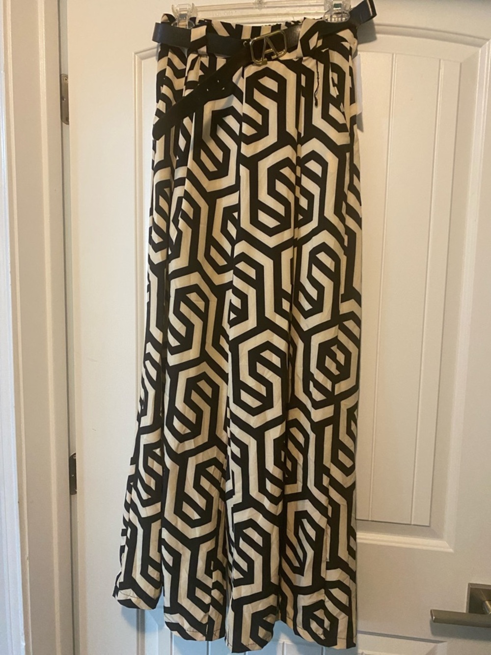 Geometric Print flowing pants in Black and Cream